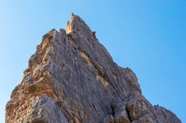 Dolomit dağlarında ünlü bir kaya tırmanış alanı olan Cinque Torri, İtalya'da klasik bir çok adımlı rotaüzerinde tırmanıcı.