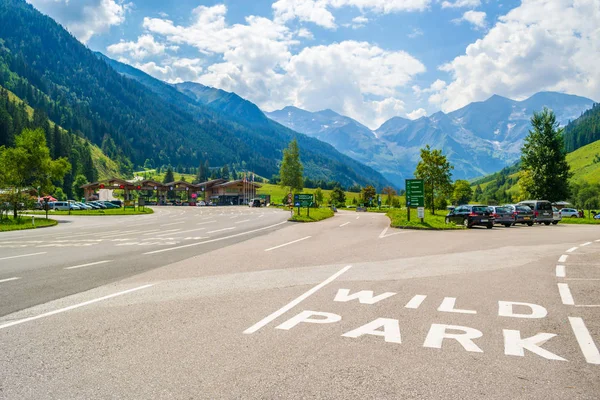 Indications routières vers Wild & Adventure Park Ferleiten entrée au tout début de Grossglockner High Alpine road, avant péage, lors d'une journée ensoleillée d'été . — Photo