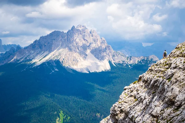 Βράχο με θέα προς το Monte Cristallo σε μια φωτεινή και ζεστή καλοκαιρινή μέρα. Πανοραμική θέα στα καταπράσινα δάση και τα Βραχώδη Όρη. — Φωτογραφία Αρχείου