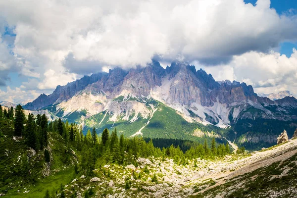 Cristallo в горах Дамба в Италии, с большими белыми облаками, как видно из пешеходной тропы в направлении Forcella Marcoira и Lago di Sorapis, в течение лета. Захватывающие дух живописные виды на природу . — стоковое фото