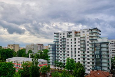 Üzerinde fırtınalı bulutlar olan beyaz, boş daireler. Doğu Avrupa 'da genel modern mimari. Satılık ve kira konsepti.