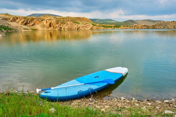 Iacobdeal gölü, Dobrogea, Romanya - sıcak günbatımı ışık ile bir smarald / yeşil, izole, tenha göl kenarında kürek kurulu (Sup) ayağa kalk. Doğa konseptinde rahatlatıcı.