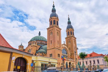 Kutsal Trinity Katedrali (Catedrala Sfanta Treime din Sibiu), şehir sokaklarında görüldüğü gibi ön tarafı. Bu Bizans tarzı bazilikanın, Sibiu 'nun Romen Ortodoks Başpiskoposu 'nun koltuğu.