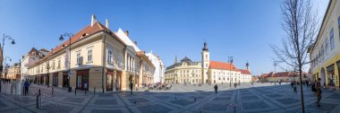 Sibiu, Romanya-25 Mart 2019: sol tarafta yaya caddelerine doğru büyük meydandan şehir merkezi Panoraması, net mavi gökyüzü ile net bir bahar sabahı.