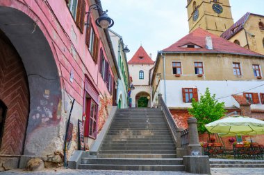 Sibiu, Romanya-27 Mayıs 2019: şehir merkezindeki yaya bölgesinin kenarında, Sibiu, Romanya 'da popüler bir turistik olan merdiven Kulesi 'ne (Turnul Scarilor) doğru görünüm.
