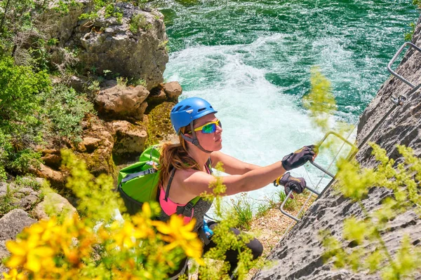 Turista Mujer Con Equipo Escalada Ascendiendo Ruta Vía Ferrata Cañón —  Fotos de Stock