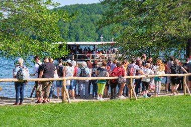 Plitvice Lakes, Hırvatistan - 7 Haziran 2019: Kozjak Gölü'nü (Jezero Kozjak) geçmek için elektrikli tekneyi bekleyen uzun kuyruklar. Hırvatistan'da popüler turistik yer - editöryel.