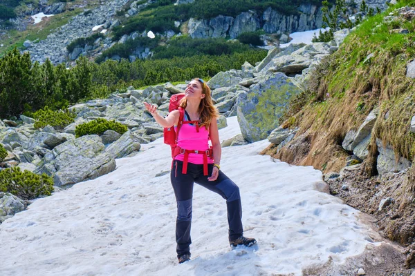 Счастливая Женщина Бросающая Воздух Снежок Фуксии Тяжелым Красным Рюкзаком Время — стоковое фото