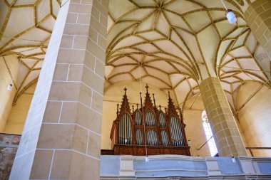 Biertan, Romanya - 24 Haziran 2019: Organlı iç mekan, kaburga tonozlu tavan ve Biertan müstahkem kilisesinin sütunları (Biserica fortificata din Biertan / Kirchenburg von Birthalm), Transilvanya.