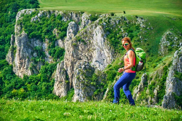Feliz Excursionista Femenina Sobre Desfiladero Tureni Copaceni Rumania Tonteando Imitando —  Fotos de Stock