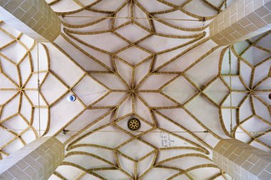 Biertan, Romanya - 24 Haziran 2019: Müstahkem kilisede dört sütunlu kaburga tonozlu tavanın simetrik deseni (Biserica fortificata din Biertan / Kirchenburg von Birthalm), Transilvanya.