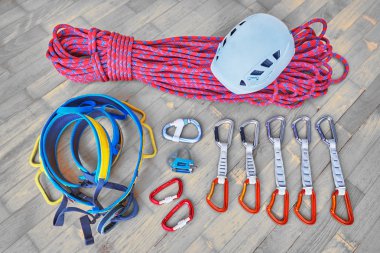 Bir gezi için spor tırmanma dişli paketleme kavramı. Kask, halat, koşum, bulut cihazı, carabiners, ahşap arka planda hızlı berabere.