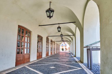 Arts House Archway geçit - Kasaplar Guild Hall (Casa Artelor) Sibiu, Romanya, ahşap kapı ve asılı avizeler bir desen ile.