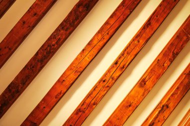 Degrade gölgeler ile bej arka plan üzerinde diyagonal ahşap desen. Soyut rustik ızgara arka plan olarak ahşap tavan.