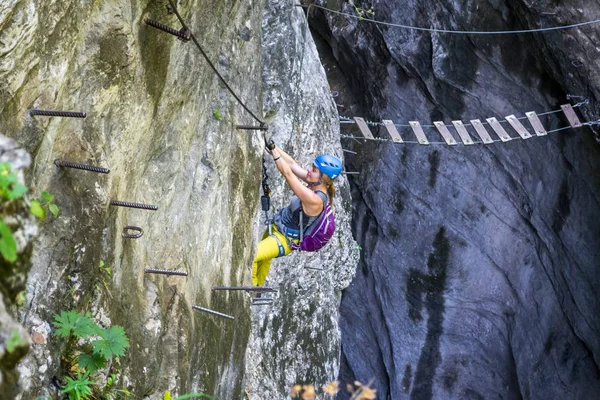 Rahat kız aşağı bir rota üzerinde ferrata bölümü üzerinden tırmanma 