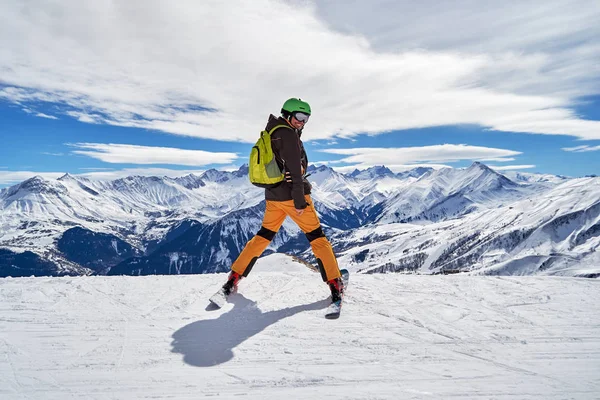 在法国莱斯西贝尔斯滑雪场 一个阳光明媚的日子 蓝天白云 一个阳光明媚的一天 一个男子滑雪者面带微笑 摆出美丽的冬季高山全景 — 图库照片