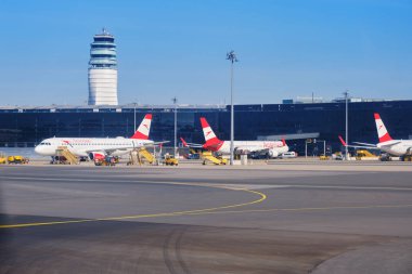 Schwechat, Avusturya - 15 Eylül 2019: Viyana Uluslararası Havaalanı'nda (Vie) avusturya havayolları uçakları, arka ve berrak mavi gökyüzü kontrol kulesi ile.