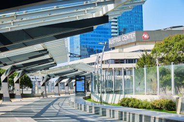 Viyana, Avusturya - 12 Eylül 2019: Avusturya Merkezi Wien girişine modern geçiş.