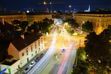 Viyana, Avusturya - 13 Eylül 2019: Wien, Avusturya'da araba ışıklarının ve şehir silüetinin uzun pozlaması - çatıdan görünümü.