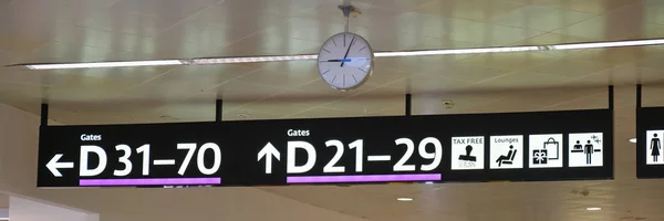 Números Portas Direções Relógio Analógico Dentro Terminal Aeroporto — Fotografia de Stock