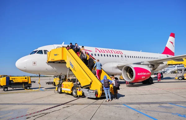 Швехат Австрия Сентября 2019 Года Пассажиры Самолете Austrian Airlines Международном — стоковое фото