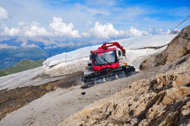 Marmolada Buzulu, İtalya - 28 Ağustos 2019: Pistenzorly kar temizleme makinesi, Punta Rocca üst istasyonunda beyaz bir çarşaf ile kaplı, kalan kar tarlasının yanına park edildi.