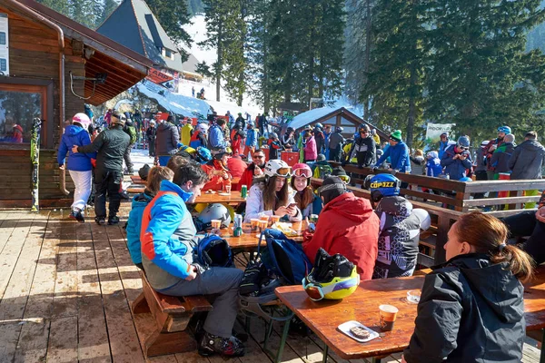 Brüksel Brasov, Romanya - 20 Şubat 2019: Güneşli bir kış gününde Julius Romer Hutte / Postavaru kulübesinde kayakçılar ve snowboardcular.