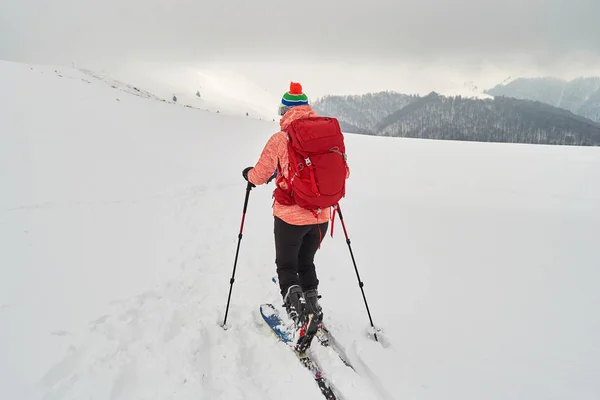 Woman Ski Touring Mulen Dag Med Dålig Sikt Baiului Bergen — Stockfoto