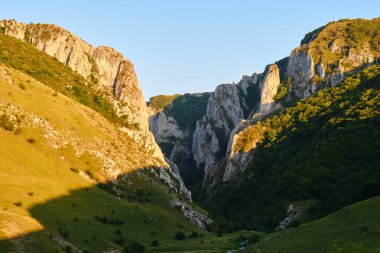 Turda Vadisi (Cheile Turzii), Romanya 'daki Ferrata yoluyla yürüyüş ve tırmanma için bir yer - Petrestii de Jos' un güneş batarken kuzey girişinin manzarası.