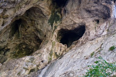 Romanya 'nın Turda Vadisi' nde (Cheile Turzii), Hili Mağarası 'ndaki ferrata turu sırasında kara kalp şeklinde küçük bir mağara..