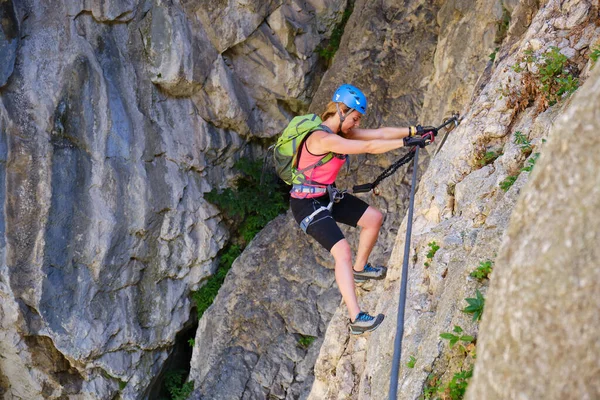 Turda Vadisi 'ndeki (Cheile Turzii) ferrata yoluyla turist, düz kollar ve iyi tırmanma teknikleri kullanarak geçiş yapıyor.