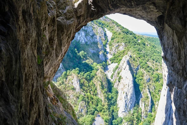 동굴에 밑에서 보이는 고르게 스러운 암벽의 그곳을 통과하는 페라타 통로를 — 스톡 사진