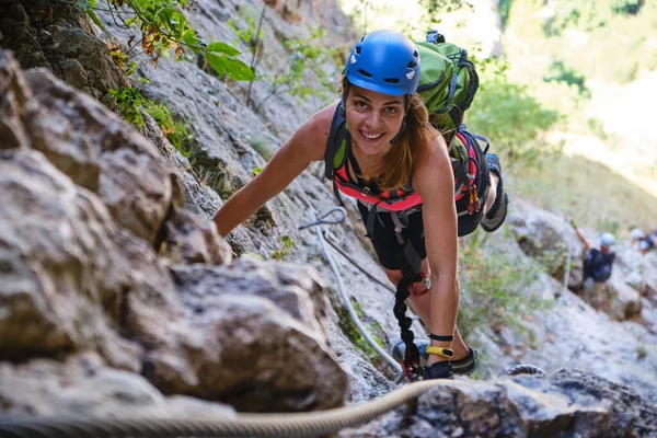 Romanya 'nın Turda Gorge (Cheile Turzii) kentinde ferrata rotasına tırmanan mutlu kadın.