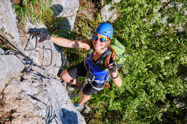 Šťastný Usměvavý Turista Ukazující Znamení Vítězství Při Lezení Vysoko Ferrata — Stock fotografie