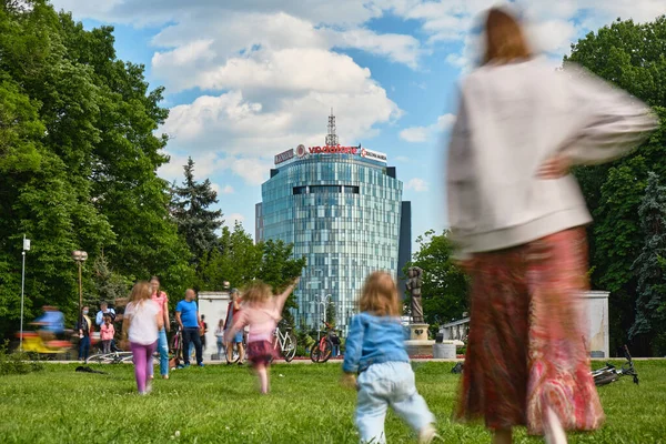 Bucarest Rumania Junio 2020 Personas Disfrutando Día Soleado Parque Herastrau — Foto de Stock