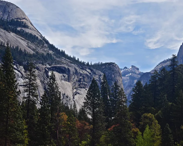 Vista Panorâmica Uma Montanha Com Árvores Exuberantes Abaixo Dela Localizada — Fotografia de Stock