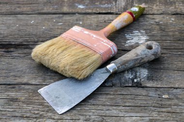 Eski boya fırçası ve metal spatula rustik ahşap tablo.