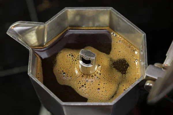 Closeup bulanık siyah arka plan üzerine açık moka pot kahve makinesi.