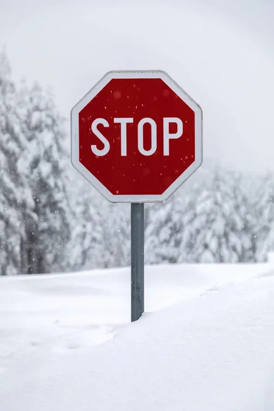 雪で一時停止の標識に道が覆われています — ストック写真