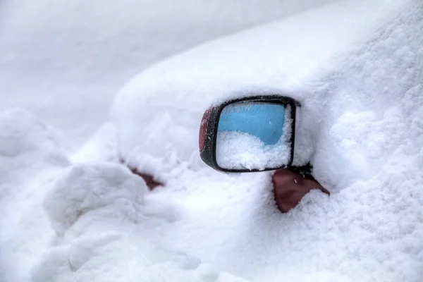 雪の中車のバックミラー — ストック写真