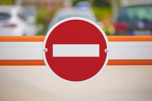 Hiçbir giriş trafik işaretleri, arka plan bulanık otomobillerde