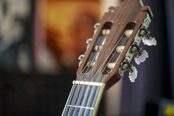 Akustik gitar dizeleri ve ayarlama tuşları ile kafa stok