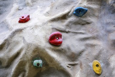 Yapay tırmanma duvarı farklı boyutlu saplar ile detay