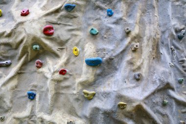 Farklı boyutlu saplar ile yapay tırmanma duvarı