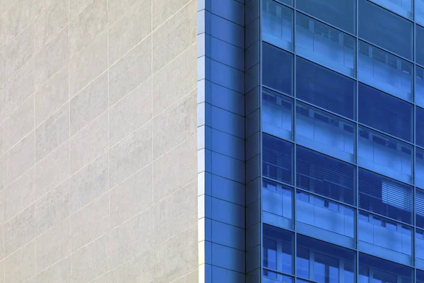 Modern ofis binası ile cam ve beton cephe