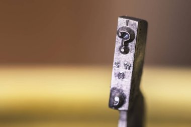 Soru işareti ile daktilo çekiç macrophotography.