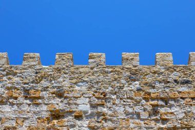 Mavi gökyüzünün altında eski sur duvarı detayı