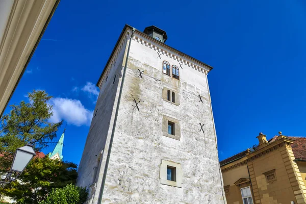 Hırvatistan 'ın eski tarihi Zagreb kentindeki ünlü Lotrscak Kulesi. Resim