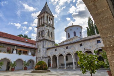 Krka manastırı. 14. yüzyıl Sırp Ortodoks Kilisesi manastırı St. Archangel Michael 'a adanmıştır. Prenses Jelena Nemanjic Subic 'in bağışları. Hırvatistan 'ın Krka Ulusal Parkı' nda yer alıyor. Resim