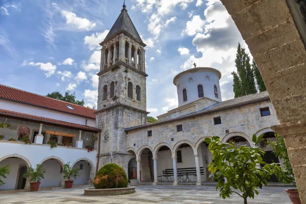 Krka manastırı. 14. yüzyıl Sırp Ortodoks Kilisesi manastırı St. Archangel Michael 'a adanmıştır. Prenses Jelena Nemanjic Subic 'in bağışları. Hırvatistan 'ın Krka Ulusal Parkı' nda yer alıyor. Resim